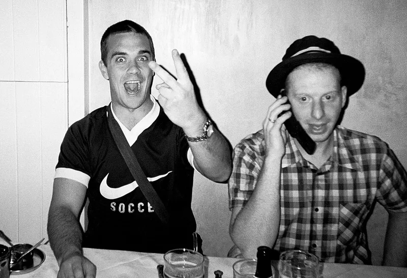 File:Robbie paparazzi V sign.jpg