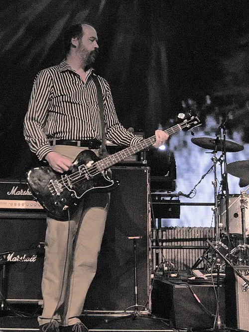 Krist Novoselic 于 2011 年 9 月 21 日在 EMP 举行的“Nevermind 20 周年庆典”上表演。