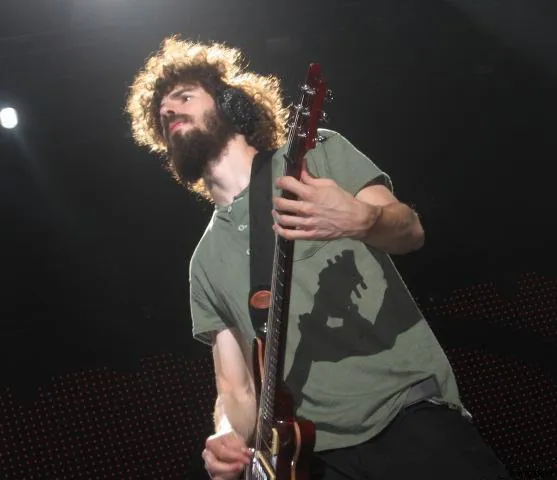 2007 年 Projekt Revolution 巡演期间，Linkin Park 主音吉他手 Brad Delson 在德克萨斯州达拉斯的 Smirnoff 音乐中心演出