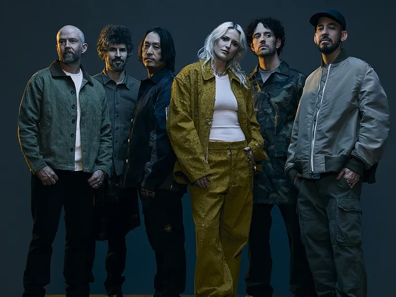 Linkin Park in 2024 从左往右: Dave Farrell, Brad Delson, Joe Hahn, Emily Armstrong, Colin Brittain, 和 Mike Shinoda