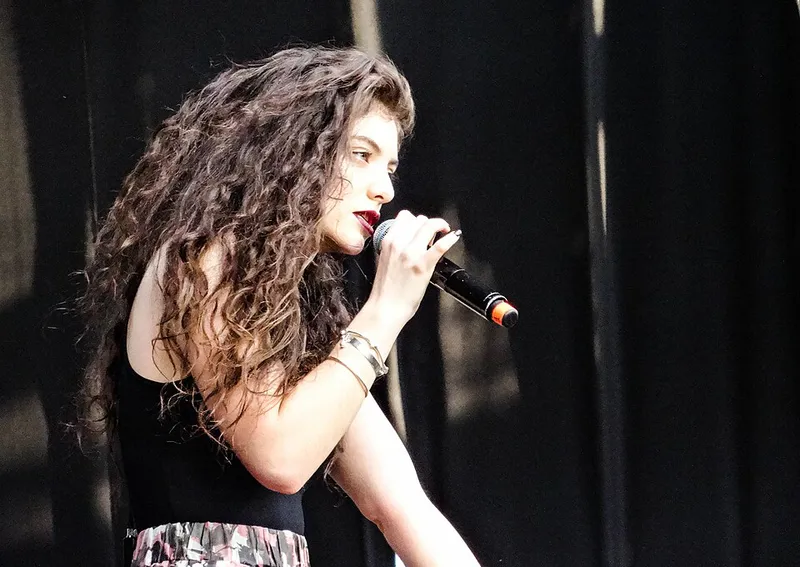 File:Lorde Constanza 14.jpg