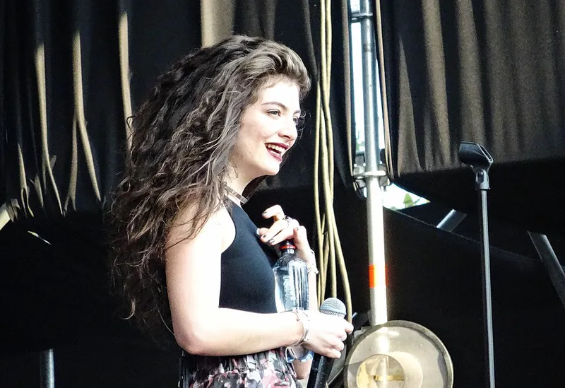 File:Lorde Constanza 10.jpg