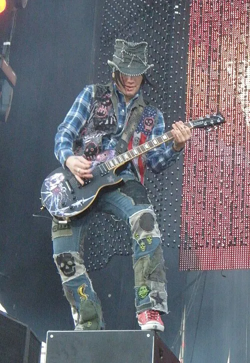 DJ Ashba 担任 主音吉他手 从 2009 到 2015