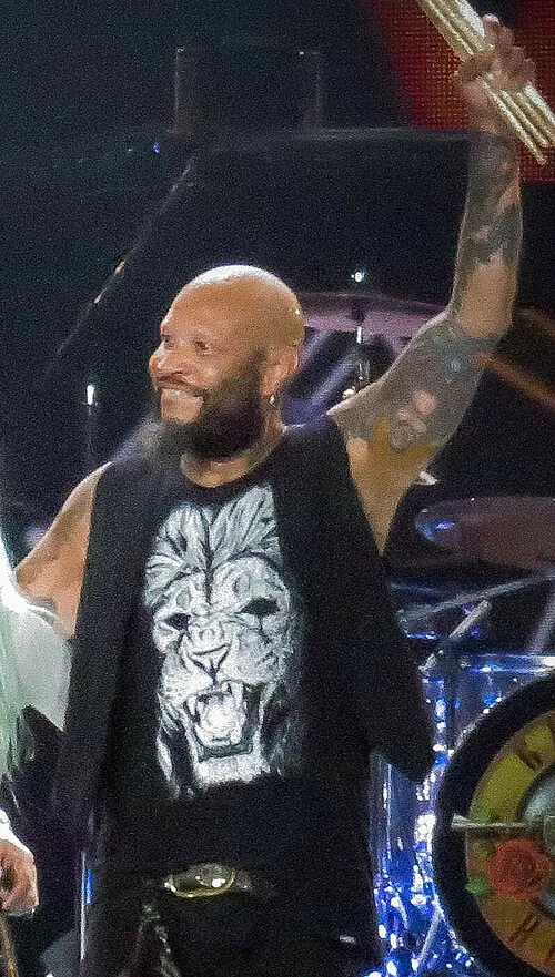鼓手Frank Ferrer 于 2006 年加入乐队