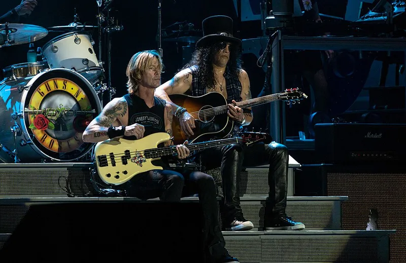 贝斯手Duff McKagan（左）和吉他手Slash（右）于 2016 年回归乐队。