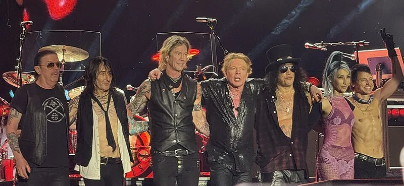 枪炮与玫瑰乐队 2025年，从左到右 : Dizzy Reed, Richard Fortus, Duff McKagan, Axl Rose, Slash, Melissa Reese 和 Isaac Carpenter.