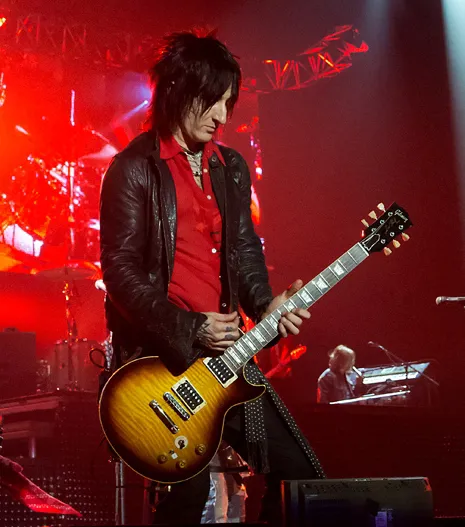 Richard Fortus 2002年 成为乐队节奏吉他手