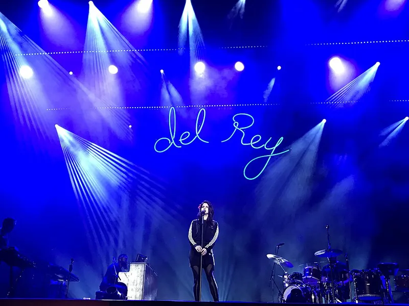 Lana Del Rey在2017年芬兰赫尔辛基的Flow音乐节上表演