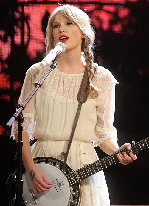 泰勒·斯威夫特 2012 年在悉尼举行的“Speak Now”世界巡回演唱会上演出