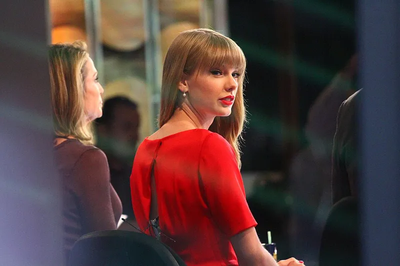Taylor Swift 在 Good Morning America 节目中宣传她的《Red》专辑