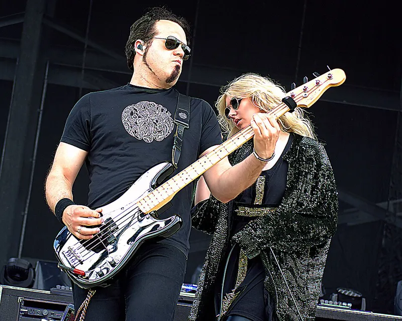 Pretty Reckless 乐队在 2015 年 Rock on the Range 音乐节上的现场演出：贝斯手Mark Damon和主唱Taylor Momsen