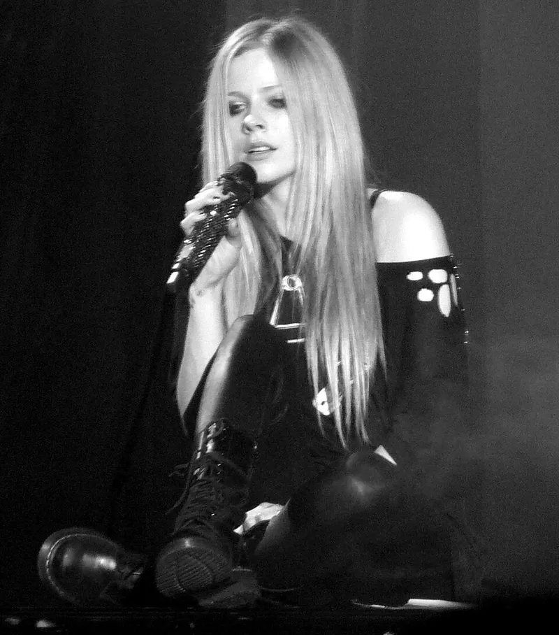 Avril Lavigne 在 the Black Star Tour （2011)