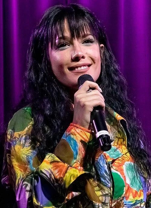 Halsey于2019年9月23日在洛杉矶格莱美博物馆进行现场表演
