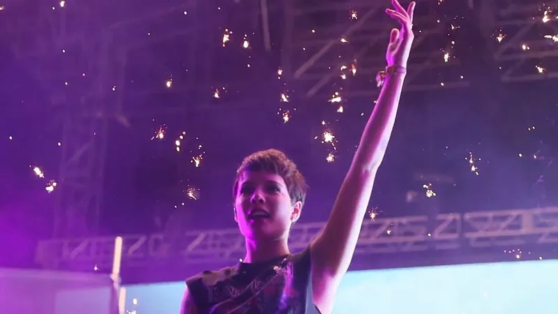 Halsey 在 2016 年科切拉音乐节的演唱会上