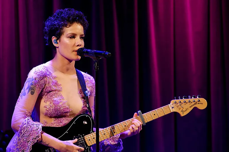 Halsey（Ashley Frangipane）于 2016 年 5 月 23 日星期一在加利福尼亚州洛杉矶市中心的格莱美博物馆接受采访并进行现场表演