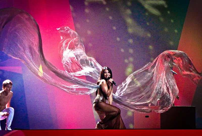 Anggun 在阿塞拜疆巴库举行的 2012 年欧洲歌唱大赛总决赛上演唱她的歌曲“Echo (You and I)”