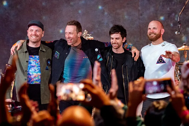 酷玩乐队(2021)：从左到右分别是 Jonny Buckland, Chris Martin, Guy Berryman 和 Will Champion