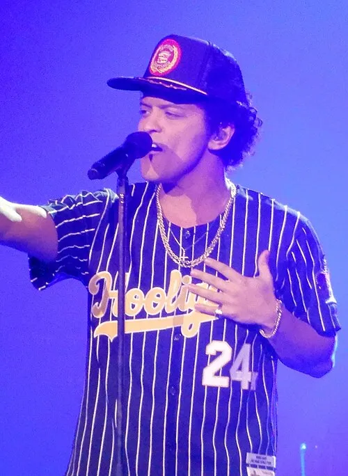 美国艺人布鲁诺·马尔斯 (Bruno Mars) 在其 24K Magic 世界巡回演唱会上现场表演的照片