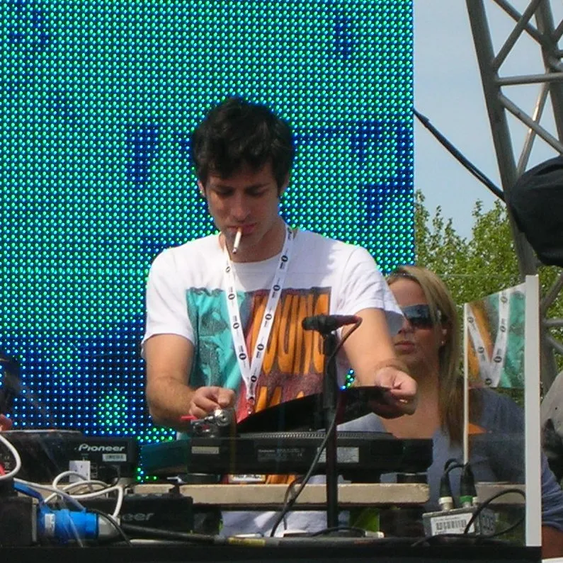 Mark Ronson 与Zane Lowe在普雷斯顿举行的Radio 1 Big Weekend音乐节上担任DJ