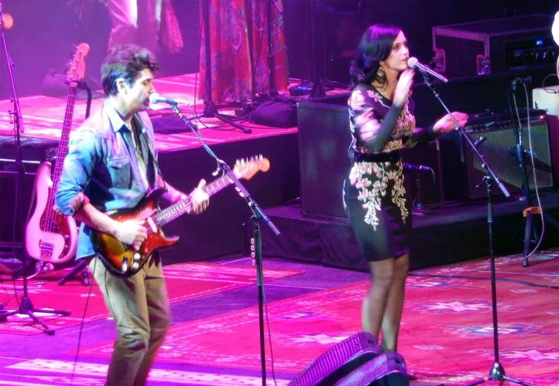 John Mayer 和 Katy Perry 在纽约布鲁克林巴克莱中心表演歌曲《Who You Love》（2013）