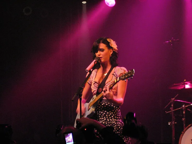 凯蒂·佩里 (Katy Perry) 在柏林邮政火车站现场演奏音乐会 (2008)