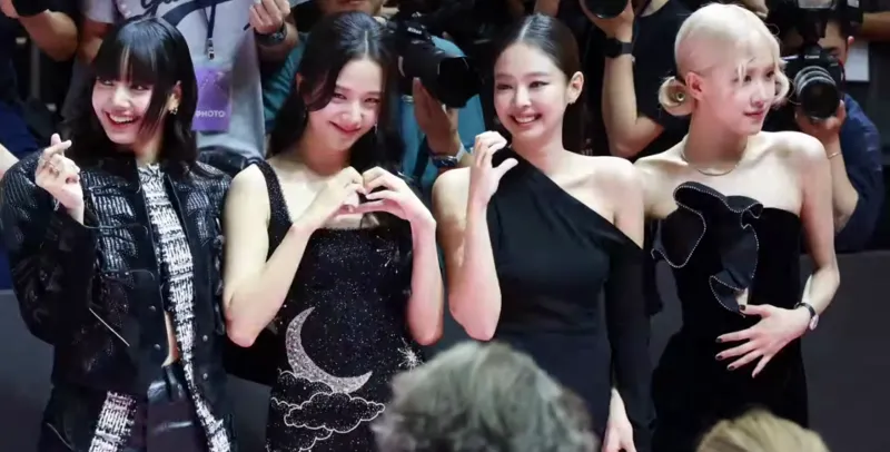 2024年8月9日，Blackpink 组合出席了她们电影《Blackpink World Tour [Born Pink] In Cinemas》的粉色地毯活动