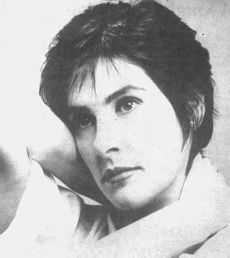 1989 年 1 月 22 日 Enya 的报纸剪报，照片拍摄于1988年